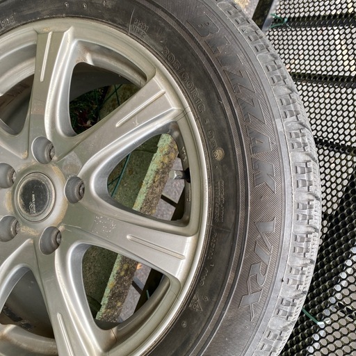 アルミ付きスタッドレスタイヤ205/60R16