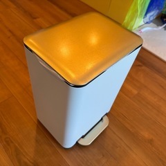 踏み込み式ゴミ箱の画像