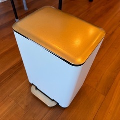 踏み込み式ゴミ箱