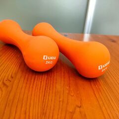 オレンジ色の2kgダンベル（2個セット）