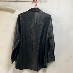 フェイクレザーシャツの画像