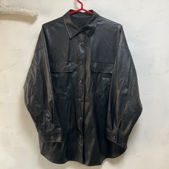 フェイクレザーシャツ