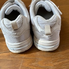 瞬足 スニーカー 白 22.5の画像