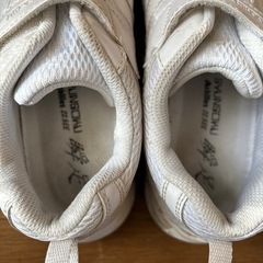 瞬足 スニーカー 白 22.5の画像