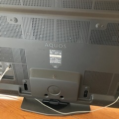 シャープ液晶テレビ木製テーブル付きの画像