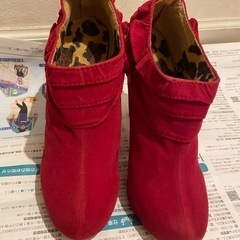 赤ヒールパンプス