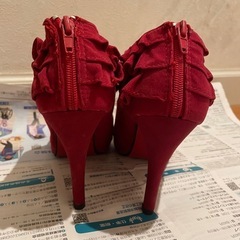 赤ヒールパンプスの画像