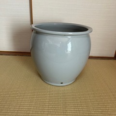グレーの陶器鉢カバーの画像