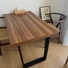 4人掛けダイニングテーブルの画像