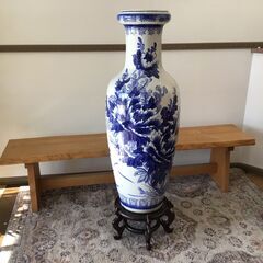138【特大】約107cm 飾り壷 草花紋 染付 黒檀台座付き ...