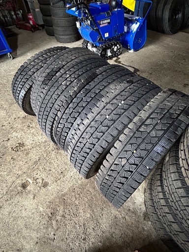 中古スタッドレス 　205/80R17.5  120/128L   W979