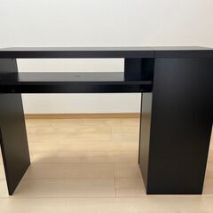 コンパクトなPCデスク（収納スペース付き）