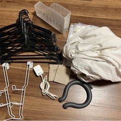 ハンガーやシーツ等日用品あげます！