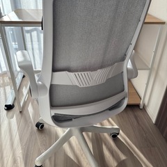 グレー 白 オフィスチェア メッシュバックの画像