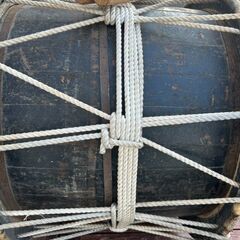 さんさ太鼓 桶胴太鼓 桶太鼓 直径約76㎝ 高さ約54㎝ かつぎ太鼓 和太鼓 和楽器 和打楽器 バチ付き 現状品 ジャンクの画像