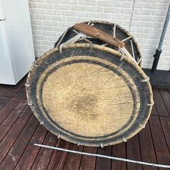 さんさ太鼓 桶胴太鼓 桶太鼓 直径約76㎝ 高さ約54㎝ かつぎ太鼓 和太鼓 和楽器 和打楽器 バチ付き 現状品 ジャンクの画像