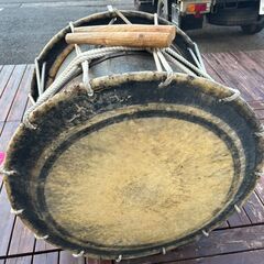 さんさ太鼓 桶胴太鼓 桶太鼓 直径約76㎝ 高さ約54㎝ かつぎ太鼓 和太鼓 和楽器 和打楽器 バチ付き 現状品 ジャンクの画像