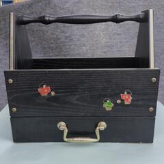 黒い木製小物入れ