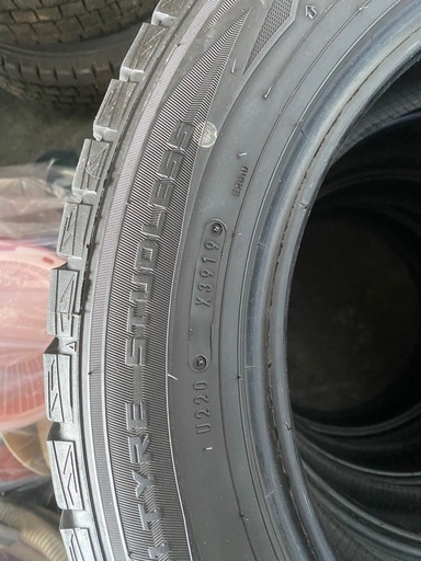 スタッドレスタイヤ205/60R16