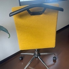 ハンガー付きの回転チェアの画像