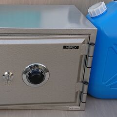 🔴山口市、小型金庫❗￥3300🔴鍵+ダイヤル🔴年式は古いですが実用品です👍の画像