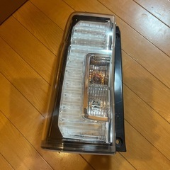 タントカスタム　リアテールランプ左