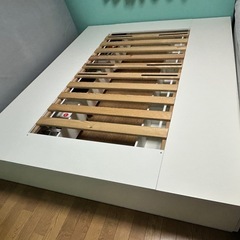 IKEA クイーンベッドフレームのみ 両サイド3個ずつ収納ありの画像