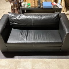 革張り黒ソファ