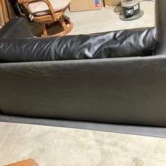 革張り黒ソファの画像