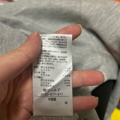 明るめグレーのトレーナーの画像