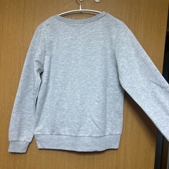 明るめグレーのトレーナーの画像