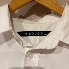 ニコアンド　メンズ　白シャツ　　Mサイズの画像