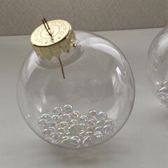 クリスマス飾りオーナメント クリアボール ビーズ入り 8cm x 8個 （中古）と　白グリッターボール 12cm x 2個（未使用）、スタートップシャンパンゴールドグリッター1個（未使用）の画像