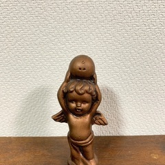 ボウリングのボウルを持つ天使