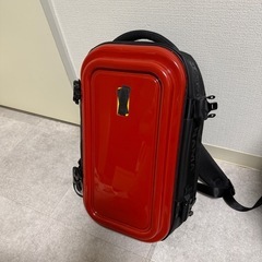 赤いバッグ プラスチック　リュック