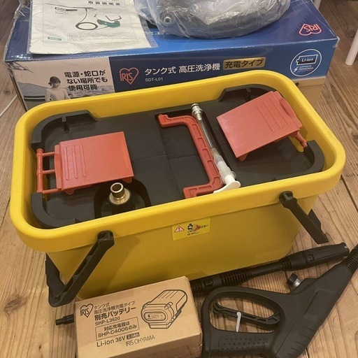 アイリスオーヤマバッテリー新品同様、 高圧洗浄機 タンク式 充電タイプ