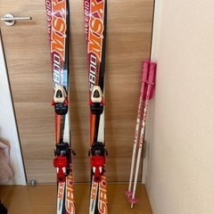 スキー板とストックのセットの画像