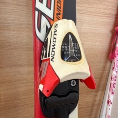 スキー板とストックのセットの画像