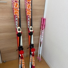 スキー板とストックのセットの画像