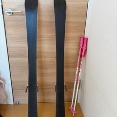 スキー板とストックのセットの画像