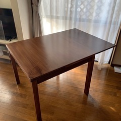 伸縮ダイニングテーブル（IKEA）の画像