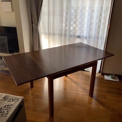 伸縮ダイニングテーブル（IKEA）の画像