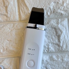 新品❤ウォーターピーリング 超音波美顔器 イオン導入 EMS 毛穴 4in1 美顔器の画像