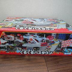 新品未使用 トミカと走ろう ぐるぐるバスタウン