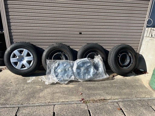 200系ハイエース新品4型カバー付きスタッドレス