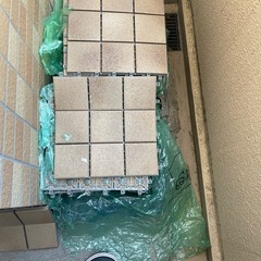 庭、ベランダに敷くレンガの様な物
