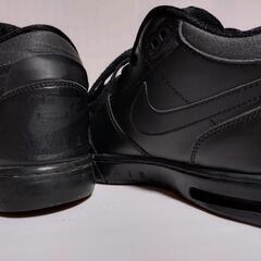 スニーカー　オールブラックの画像