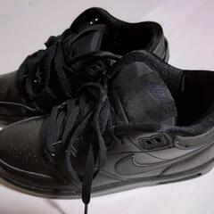スニーカー　オールブラックの画像