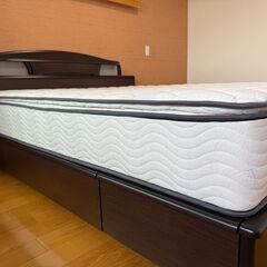 クイーンベッド/同サイズの低反発マット付きの画像