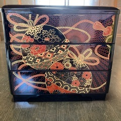 【新品未使用】20cm角　三段重箱　黒　鈴に菊と牡丹柄　お正月　おせちに◎の画像